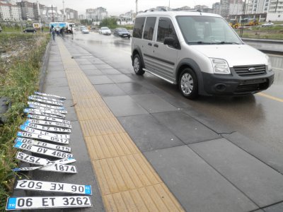 Göle dönen yolda çok sayıda aracın plakası suya düştü, sürücüler telaşlandı