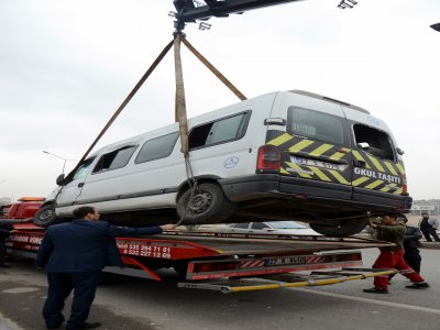 Görme engellileri taşıyan minibüs kaza yaptı: 5 yaralı