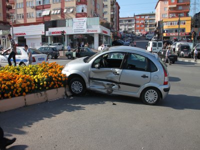 Güvenlik kamerasına yansıyan kazada 2 kişi yaralandı