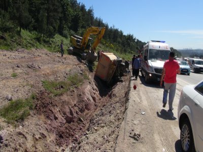 Hafriyat kamyonu otomobile çarparak kanala uçtu: 4 yaralı