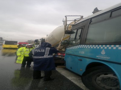 Halk otobüsü beton mikserine çarptı: 14 yaralı