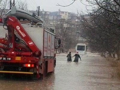 Halk Otobüsü Selde 2 Saat Köprü Üzerinde Mahsur Kaldı