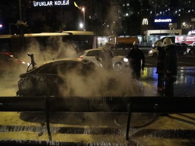 Hareket halinde alev alan lüks otomobil küle döndü