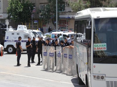 Hat düzenlemesine tepki gösteren şoförler belediyeyi bastı