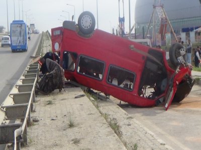 Hatay'da minibüs üst geçitten aşağı uçtu: 3 ölü, 1'i ağır 10 yaralı
