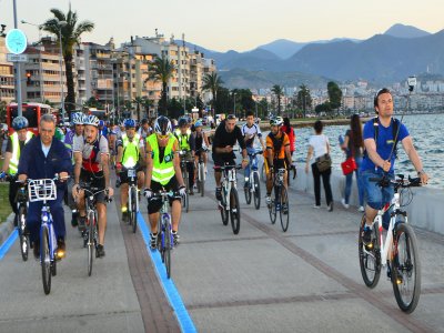 Haydi İzmir, bas pedala