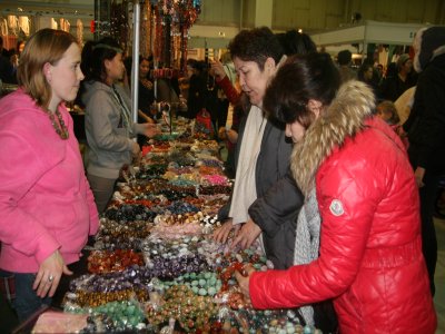 Hint kumaşı ve inciler, Kazakistan’da görücüye çıktı