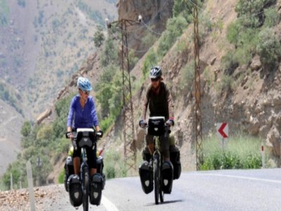 Hollandalı çift pedal çevirerek Hakkari’ye ulaştı