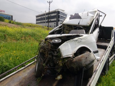 Hurdaya dönen otomobilden yürüyerek çıktılar