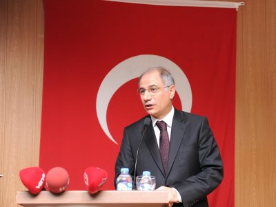İçişleri Bakanı Ala, Van'da öğrencilere tablet dağıttı
