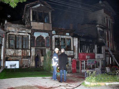 İki metruk bina yandı