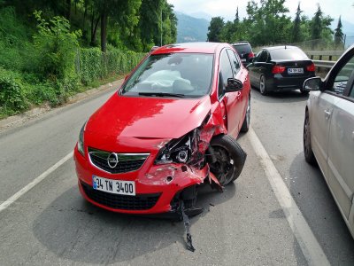 İki otomobil çarpıştı: 2'si çocuk 5 yaralı
