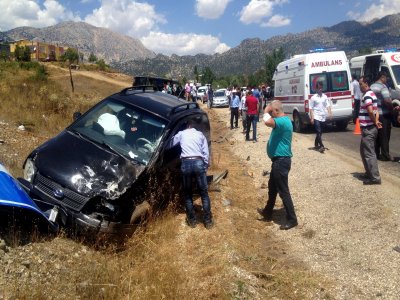 İki otomobil kafa kafaya çarpıştı: 1'i ağır 5 yaralı