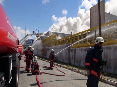 İki yıl önce yanan fabrika yine alevlere teslim oldu