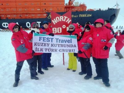 İLK TÜRK GEZGİN GRUBU KUZEY KUTBU`NA BAYRAK DİKTİ