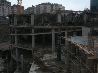 İnşaatın beton kalıpları çöktü: 3 yaralı