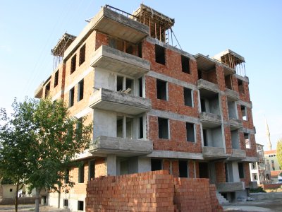 İnşaattan düşen işçi öldü