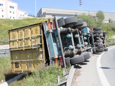 İplik yüklü TIR devrildi, sürücü yaralı kurtuldu