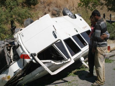 İşçi minibüsü takla attı, 21 kişi yaralandı