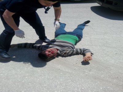 Işık ihlali yapan motosiklete otomobil çarptı