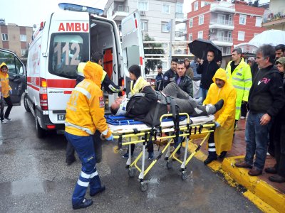 Islak yolda kayan kamyon iş yerine girdi: 2 yaralı