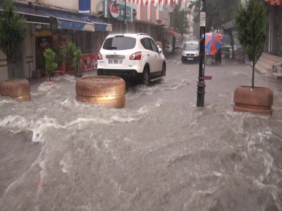 İstanbul sokakları göle döndü