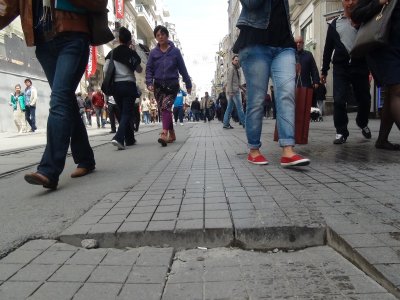 İstiklal Caddesi’nin bozuk zemini hastanelik etti