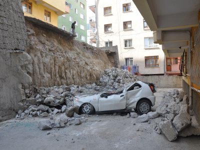 İstinat duvarının araçların üzerine yıkılma anı kamerada