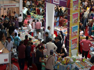 İzmir Kitap Fuarı’nda iğne atsan yere düşmez