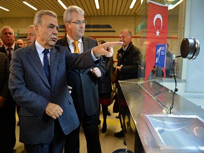 İzmir Metrosu Artık ‘Kırmızı Bayrak’lı