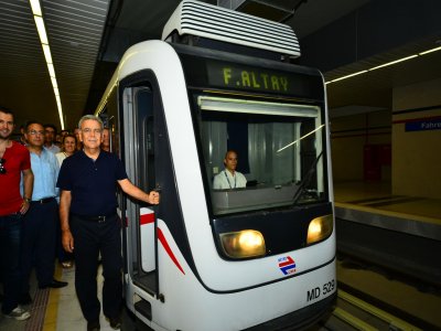 İzmir Metrosu Bayram`a Yetişti