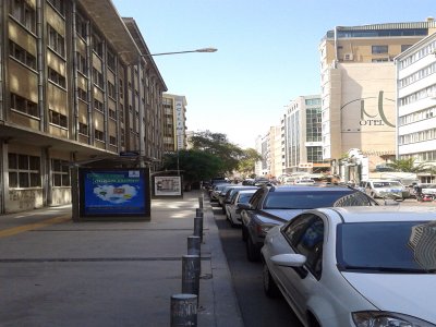 İzmir'de boş kalan otobüs durakları otopark oldu