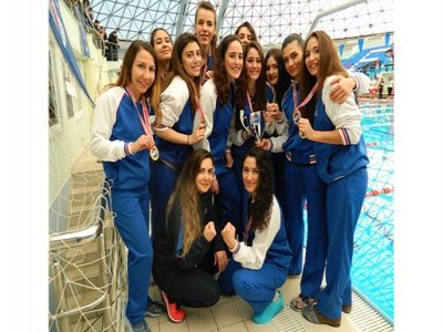 İZMİR’İN “SU ALTI PERİLERİ” HAVUZDA FIRTINA ESTİRDİ