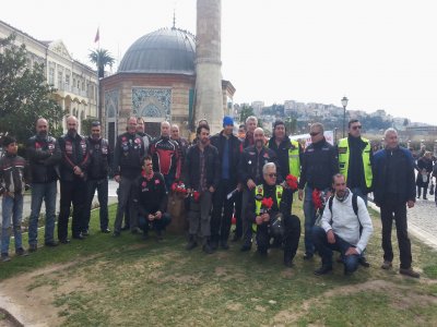 İzmirli motorculardan kadınlara çiçek