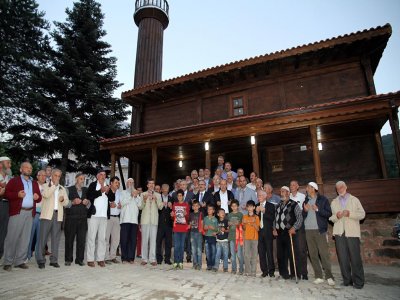 İznik’teki 130 yıllık ahşap cami restore edilerek ibadete açıldı