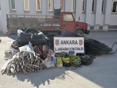 Jandarmadan kaçan kamyonette 1500 kilo çalıntı kablo yakalandı