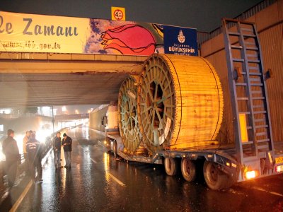 Kablo yüklü TIR alt geçide sıkıştı