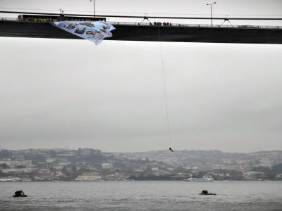 Kadın jandarmalardan Boğaziçi Köprüsü’nde nefes kesen gösteri