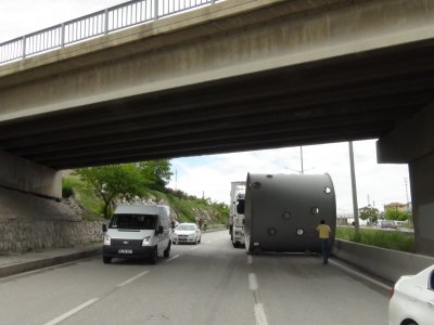 Kamyonun taşıdığı dev boru üst geçide çarptı