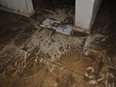 Kanalizasyon borusu patladı, bir evi lağım suyu bastı