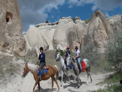 Kapadokya’yı at sırtında keşfediyorlar