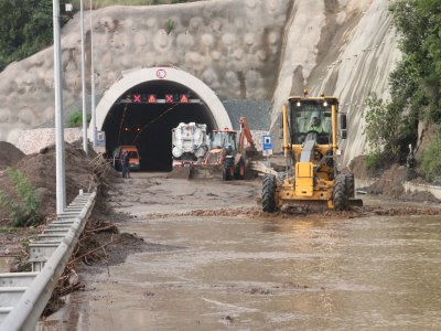 Kapanan tüneli açma çalışmaları devam ediyor