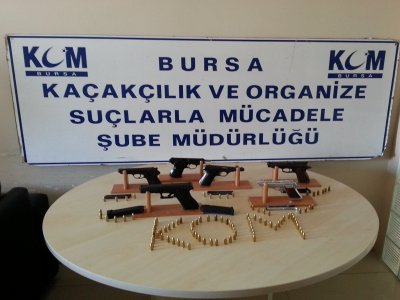 Karadeniz’den getirdikleri ruhsatsız tabancaları satarken yakalandılar