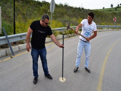 Karayolları 3 Yıl Önce Hizmete Açtığı Yolu Kamulaştırma Yapmadığı İçin Kapattı