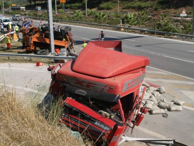 Karayolları aracına TIR çarptı, 3 yaralı