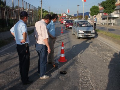 Karayolunda 1 metre derinliğinde çukur oluştu