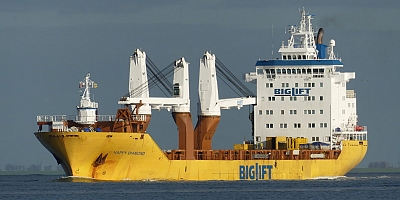 Kargo gemisi Antarktika ikmal görevi sırasında hasar gördü