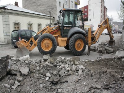 Kars Belediyesi kaldırım ve yol yapım çalışmasına başladı