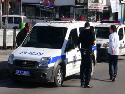 Kaskını kız arkadaşına veren motosiklet sürücüsü ağır yaralandı