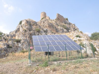 Kastabala Kalesi, güneş enerjisi ile aydınlanıyor